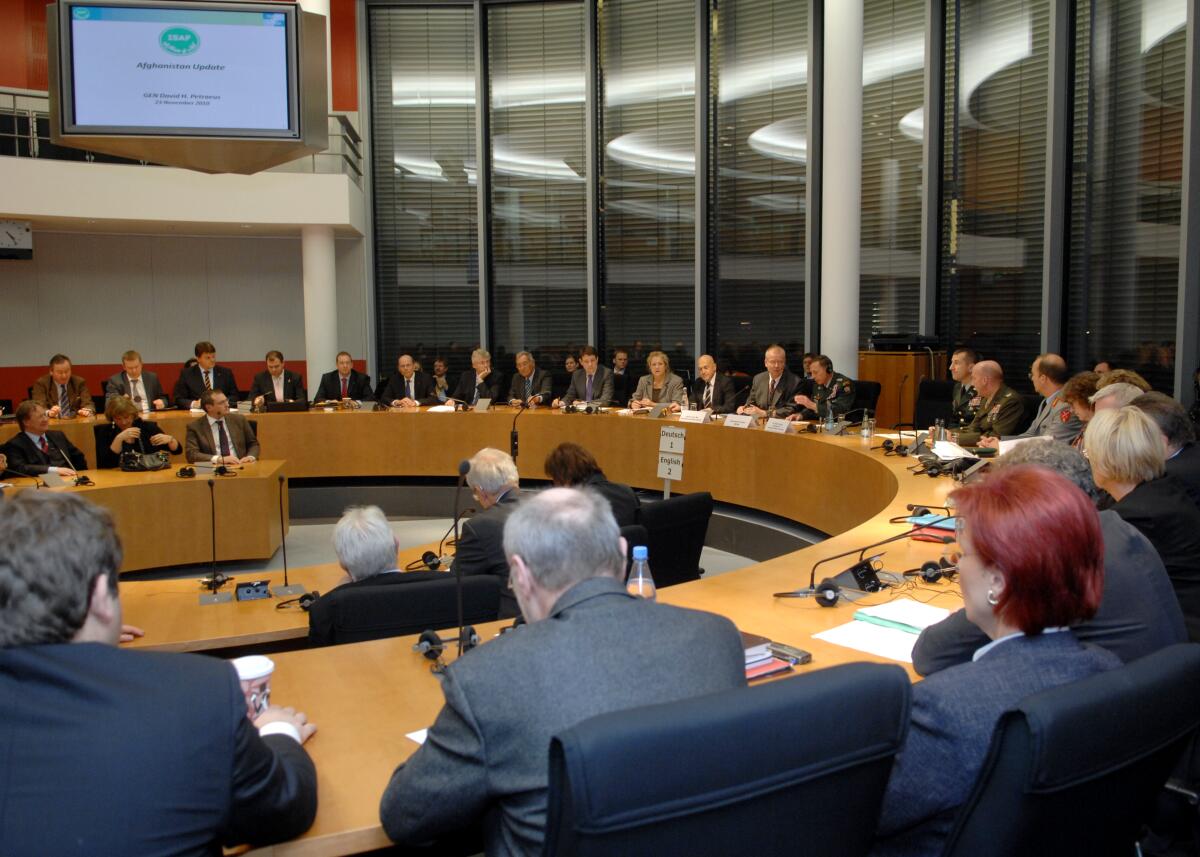  Ruprecht Polenz, CDU/CSU, Vorsitzender des Auswärtigen Ausschusses des Deutschen Bundestages, begrüßt General David H. Petraeus, COM ISAF, der an der Ausschusssitzung teilnimmt.; Übersicht.