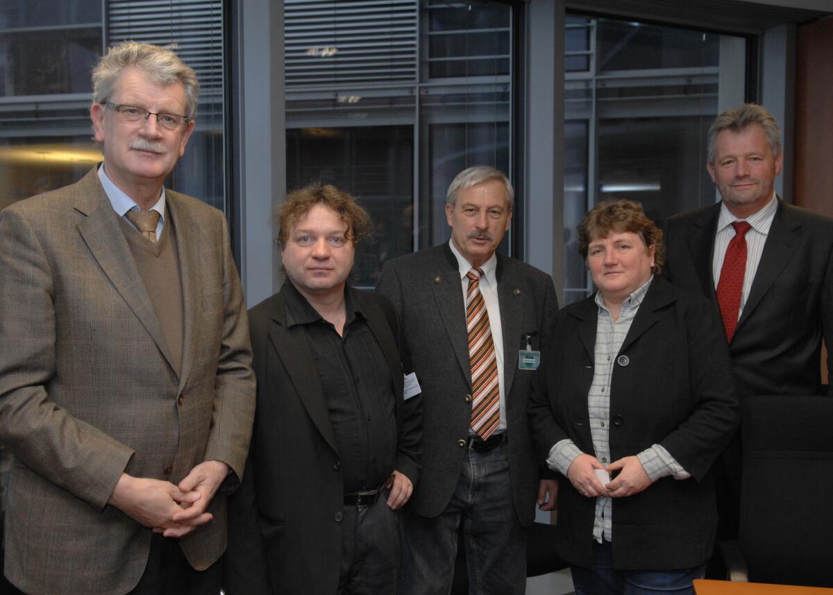 Goldmann, Hans-Michael; Brückmann, Tomas Hans-Michael Goldmann, (li), FDP, Vorsitzender des Ausschusses des Deutschen Bundestages für Ernährung, Landwirtschaft und Verbraucherschutz, empfängt Tomas Brückmann, (2.v.li),  vom Bund für Umwelt und Naturschutz in Deutschland e. V. (BUND), zu einem Gespräch.