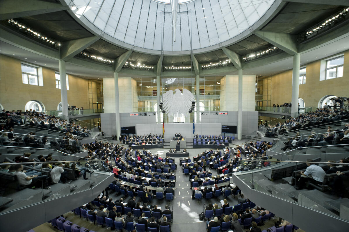 Blick in den Plenarsaal während der Haushaltsdebatte.; Abgeordnete, Plenum, Sitzung, Bundestagsadler, Übersicht, Überblick, Besuchertribünen Blick in den Plenarsaal während der Haushaltsdebatte.; Abgeordnete, Plenum, Sitzung, Bundestagsadler, Übersicht, Überblick, Besuchertribünen