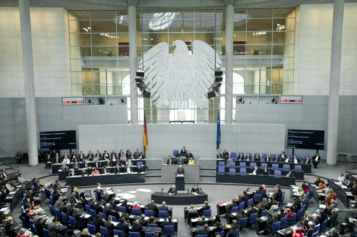 Blick in den Plenarsaal während der Haushaltsdebatte.; Abgeordnete, Plenum, Sitzung, Bundestagsadler, Übersicht, Überblick Blick in den Plenarsaal während der Haushaltsdebatte.; Abgeordnete, Plenum, Sitzung, Bundestagsadler, Übersicht, Überblick