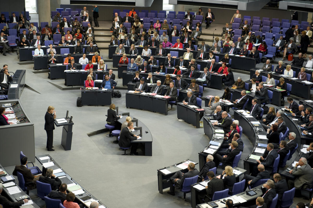 Blick ins Plenum während der Haushaltsdebatte.; Bundeskanzlerin Dr. Angela Merkel, CDU/CSU, MdB, bei ihrer Rede.; Abgeordnete, Plenarsaal, Sitzung, Übersicht, Überblick Blick ins Plenum während der Haushaltsdebatte.; Bundeskanzlerin Dr. Angela Merkel, CDU/CSU, MdB, bei ihrer Rede.; Abgeordnete, Plenarsaal, Sitzung, Übersicht, Überblick