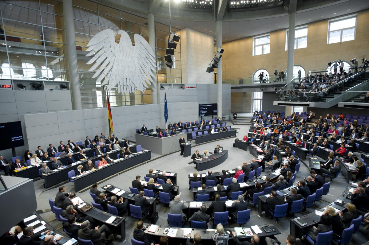 Blick in den Plenarsaal während der Haushaltsdebatte.; Abgeordnete, Plenum, Sitzung, Bundestagsadler, Besuchertribünen, Regierungsbank Blick in den Plenarsaal während der Haushaltsdebatte.; Abgeordnete, Plenum, Sitzung, Bundestagsadler, Besuchertribünen, Regierungsbank