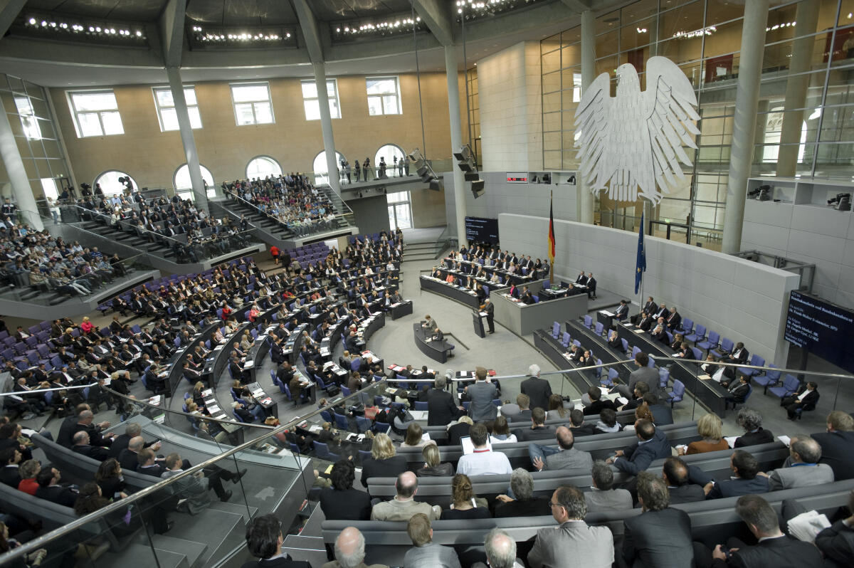Blick in den Plenarsaal während der Haushaltsdebatte.; Abgeordnete, Plenum, Sitzung, Besuchertribünen, Bundestagsadler Blick in den Plenarsaal während der Haushaltsdebatte.; Abgeordnete, Plenum, Sitzung, Besuchertribünen, Bundestagsadler