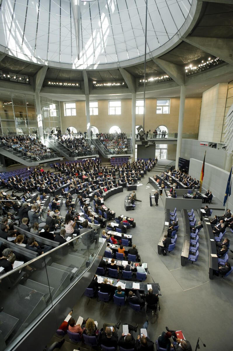 Blick in den Plenarsaal während der Haushaltsdebatte.; Abgeordnete, Plenum, Sitzung, Besuchertribünen, Kuppel, Übersicht, Überblick Blick in den Plenarsaal während der Haushaltsdebatte.; Abgeordnete, Plenum, Sitzung, Besuchertribünen, Kuppel, Übersicht, Überblick