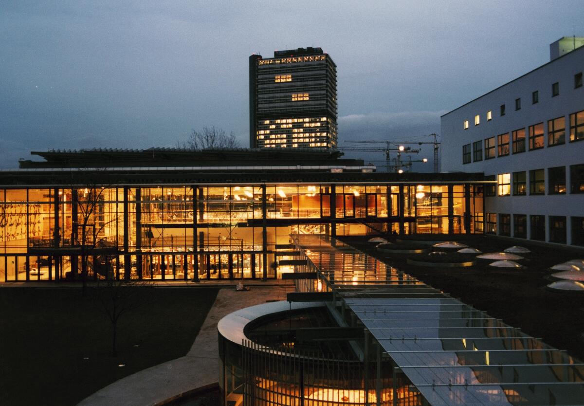  Das Bundeshaus in Bonn.; Nachtaufnahme, Plenarbereich, Langer Eugen, Beleuchtung, Abend, Dämmerung, Garten, Hof, Außenansicht