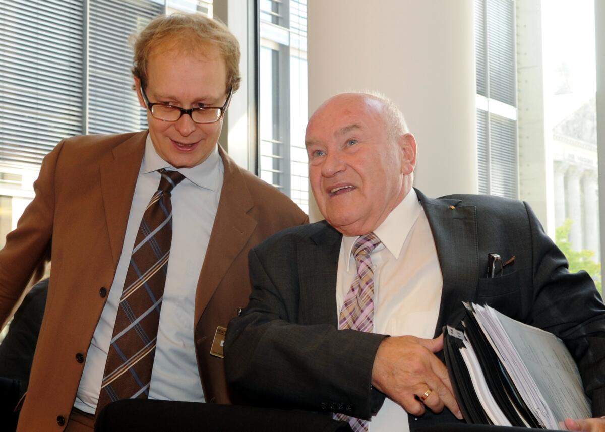 Hinsken, Ernst; Haucap, Justus Ernst Hinsken, (re), CDU/CSU, Vorsitzender des Ausschusses des Deutschen Bundestages für Wirtschaft und Technologie, begrüßt den Vorsitzenden der Monopl-Kommission, Prof. Dr. Justus Haucap, (li), in der Ausschusssitzung.
