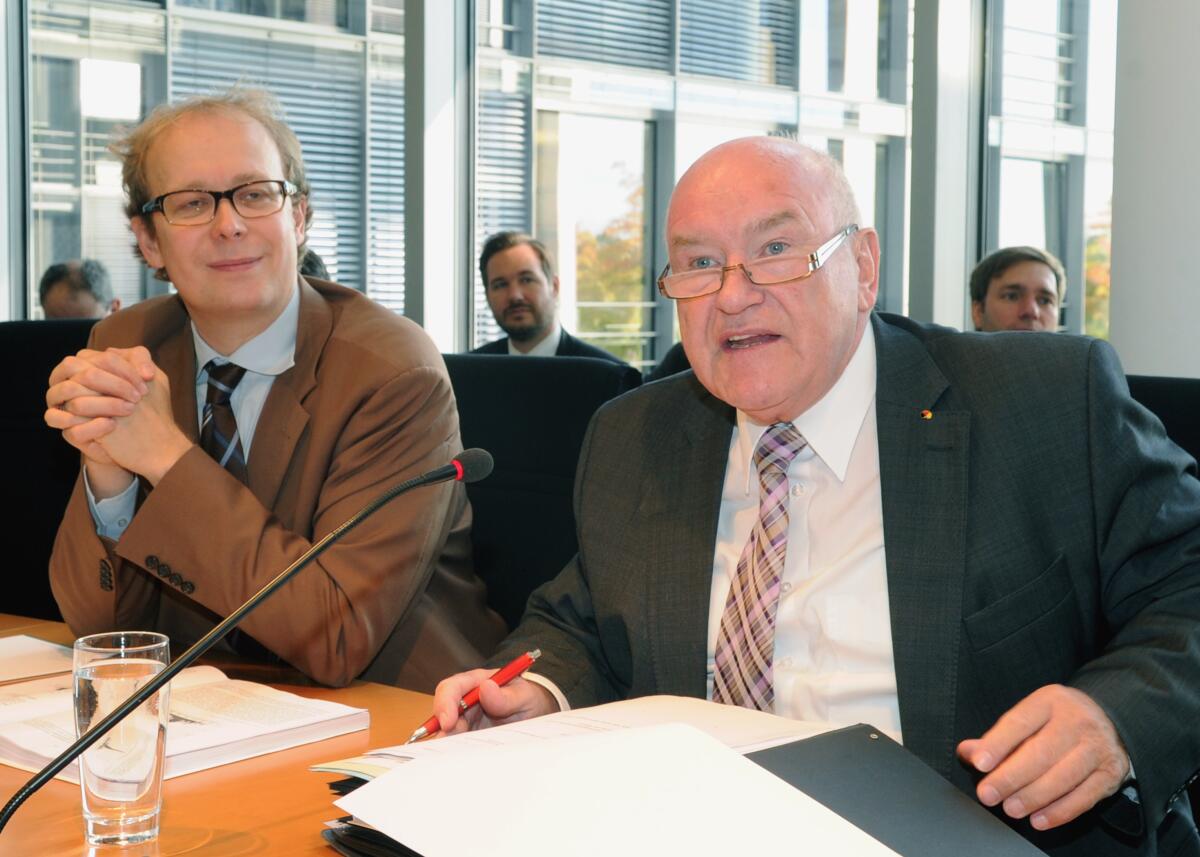 Ernst Hinsken, (re), CDU/CSU, Vorsitzender des Ausschusses des Deutschen Bundestages für Wirtschaft und Technologie, begrüßt den Vorsitzenden der Monopl-Kommission, Prof. Dr. Justus Haucap, (li), in der Ausschusssitzung. Hinsken, Ernst; Haucap, Justus Ernst Hinsken, (re), CDU/CSU, Vorsitzender des Ausschusses des Deutschen Bundestages für Wirtschaft und Technologie, begrüßt den Vorsitzenden der Monopl-Kommission, Prof. Dr. Justus Haucap, (li), in der Ausschusssitzung.