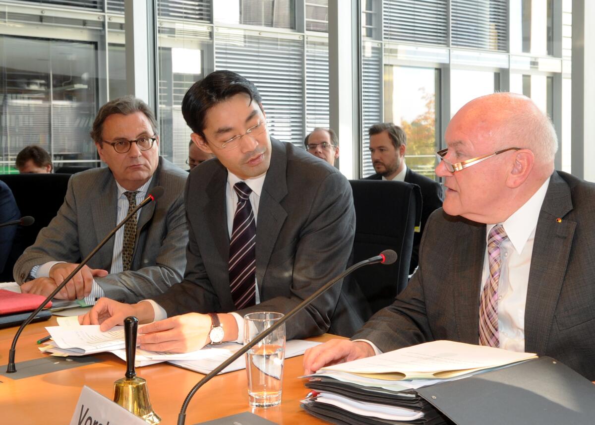Hinsken, Ernst; Rösler, Philipp; Otto, Hans-Joachim Dr. Philipp Rösler, (mitte), FDP, Bundesminister für Wirtschaft und Technologie, ist zu Gast im Ausschuss des Deutschen Bundestages für Wirtschaft und Technologie. Die Sitzung wird vom Vorsitzenden des Ausschusses, Ernst Hinsken, (re), CDU/CSU, geleitet. Links der Staatssekretär Hans-Joachim Otto, FDP.