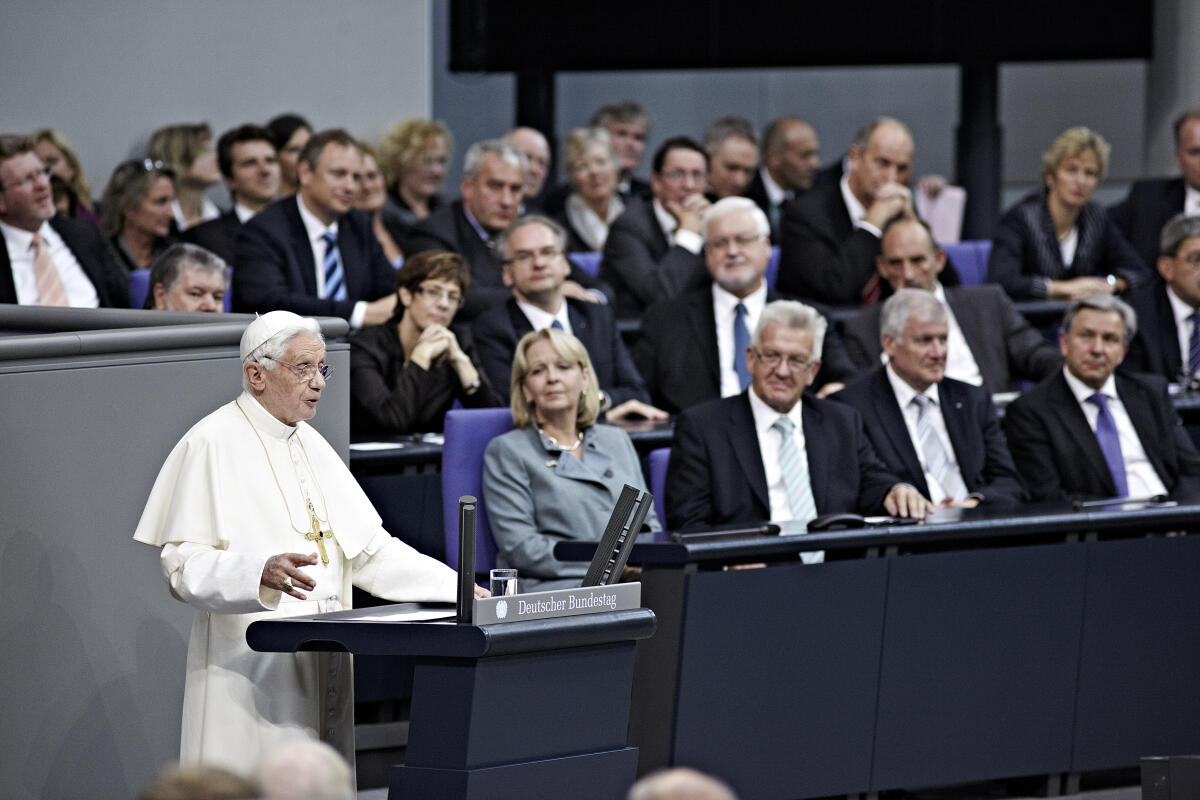 Seine Heiligkeit Papst Benedikt XVI. spricht als Staatsoberhaupt des Vatikans im Plenarsaal des Deutschen Bundestages. Im Hintergrund sitzen als Vertreter der Bundesländer auf der Bundesratsbank: (erste Reihe v. links) Ministerpräsidentin des Landes Nordrhein-Westphalen und Bundesratsvorsitzende Hannelore Kraft, SPD, Ministerpräsident des Landes Baden Württemberg, Winfried Kretschmann, Bündnis 90/Die Grünen, Ministerpräsident von Bayern, Horst Seehofer, CSU und Regierender Bürgermeister von Berlin, Klaus Wowereit, SPD,; (zweite Reihe von links) Ministerpräsident des Landes Rheinland-Pfalz, Kurt Beck, SPD, Ministerpräsidentin des Saarlandes Annegret Kramp-Karrenbauer, CDU, Ministerpräsident des Landes Sachsen-Anhalt, Dr. Reiner Haseloff, CDU, Ministerpräsident des Landes Schleswig-Holstein, Peter Harry Carstensen, CDU, Hamburger Senator für Arbeit, Soziales, Familie und Integration, Detlef Scheele, SPD, (dritte Reihe von links) stellvertretender Ministerpräsident und Staatsminister für Wirtschaft, Infrastruktur, Verkehr und Technologie in Bayern, Martin Zeil, FDP, Staatsminister der Finanzen in Bayern, Georg Fahrenschon, CSU, Staatsminister für Unterricht und Kunst in Bayern, Dr. Ludwig Spaenle, CSU, Senator für inneres in Berlin bis September 2011, Dr. Erhart Körting, SPD, Innenminister des Landes Brandenburg, Dr. Dietmar Woidke, SPD und Ministerin für Bildung, Jugend und Sport in Brandenburg, Dr. Martina Münch, SPD.; Besuch, Rede, Papstbesuch, Rednerpult, Redner Seine Heiligkeit Papst Benedikt XVI. spricht als Staatsoberhaupt des Vatikans im Plenarsaal des Deutschen Bundestages. Im Hintergrund sitzen als Vertreter der Bundesländer auf der Bundesratsbank: (erste Reihe v. links) Ministerpräsidentin des Landes Nordrhein-Westphalen und Bundesratsvorsitzende Hannelore Kraft, SPD, Ministerpräsident des Landes Baden Württemberg, Winfried Kretschmann, Bündnis 90/Die Grünen, Ministerpräsident von Bayern, Horst Seehofer, CSU und Regierender Bürgermeister von Berlin, Klaus Wowereit, SPD,; (zweite Reihe von links) Ministerpräsident des Landes Rheinland-Pfalz, Kurt Beck, SPD, Ministerpräsidentin des Saarlandes Annegret Kramp-Karrenbauer, CDU, Ministerpräsident des Landes Sachsen-Anhalt, Dr. Reiner Haseloff, CDU, Ministerpräsident des Landes Schleswig-Holstein, Peter Harry Carstensen, CDU, Hamburger Senator für Arbeit, Soziales, Familie und Integration, Detlef Scheele, SPD, (dritte Reihe von links) stellvertretender Ministerpräsident und Staatsminister für Wirtschaft, Infrastruktur, Verkehr und Technologie in Bayern, Martin Zeil, FDP, Staatsminister der Finanzen in Bayern, Georg Fahrenschon, CSU, Staatsminister für Unterricht und Kunst in Bayern, Dr. Ludwig Spaenle, CSU, Senator für inneres in Berlin bis September 2011, Dr. Erhart Körting, SPD, Innenminister des Landes Brandenburg, Dr. Dietmar Woidke, SPD und Ministerin für Bildung, Jugend und Sport in Brandenburg, Dr. Martina Münch, SPD.; Besuch, Rede, Papstbesuch, Rednerpult, Redner
