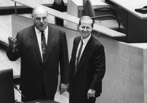 Kohl, Helmut; Bohl, Friedrich Liegenschaften in Bonn, Plenargebäude