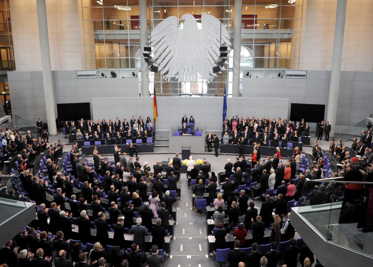 Besuch Seiner Heiligkeit Papst Benedikt XVI. Rede vor dem Deutschen Bundestag.; Übersicht Plenarsaal. Bundesadler. Lammert, Norbert; Papst Benedikt XVI. Besuch Seiner Heiligkeit Papst Benedikt XVI. Rede vor dem Deutschen Bundestag.; Übersicht Plenarsaal. Bundesadler.