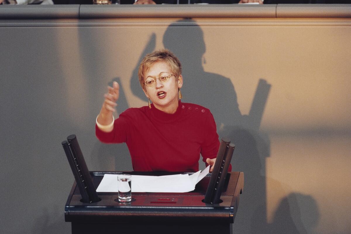 Höll, Barbara Dr. Barbara Höll, PDS, MdB, Rede im Deutschen Bundestag, Plenarsitzung Nr. 52.; Bundestagsabgeordnete, Abgeordnete, Plenum, Rednerpult, Gestik