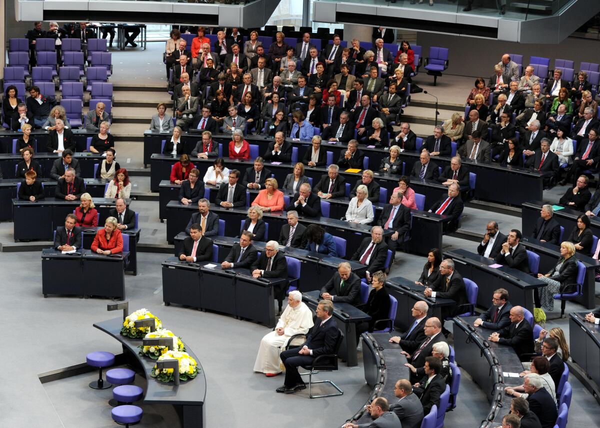 Besuch Seiner Heiligkeit Papst Benedikt XVI. Rede vor dem Deutschen Bundestag. Fraktionen der DIE LINKE, SPD, Bündnis 90/Die Grünen.; Übersicht Plenarsaal. Papst Benedikt XVI. Besuch Seiner Heiligkeit Papst Benedikt XVI. Rede vor dem Deutschen Bundestag. Fraktionen der DIE LINKE, SPD, Bündnis 90/Die Grünen.; Übersicht Plenarsaal.
