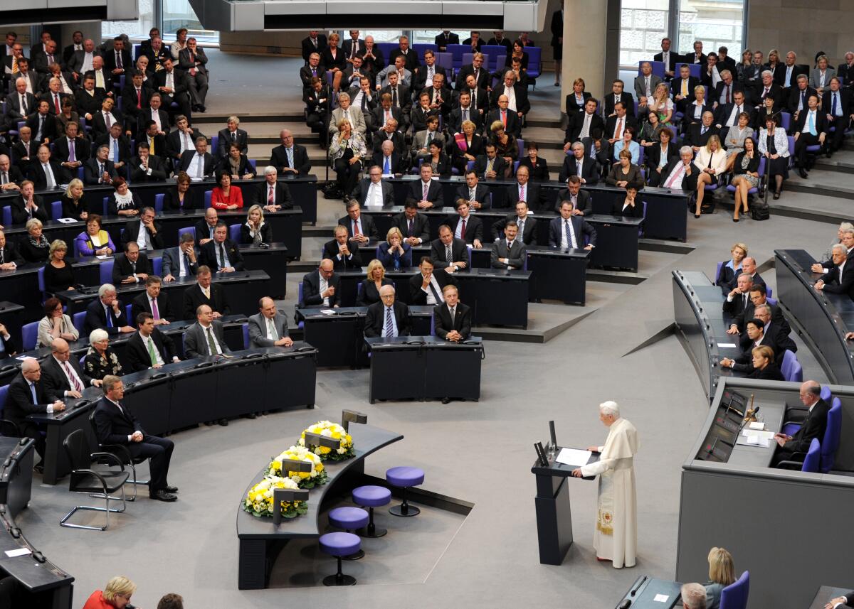 Besuch Seiner Heiligkeit Papst Benedikt XVI. Rede vor dem Deutschen Bundestag. FDP-Fraktion, CDU/CSU-Fraktion.; Übersicht Plenarsaal. Lammert, Norbert; Papst Benedikt XVI. Besuch Seiner Heiligkeit Papst Benedikt XVI. Rede vor dem Deutschen Bundestag. FDP-Fraktion, CDU/CSU-Fraktion.; Übersicht Plenarsaal.