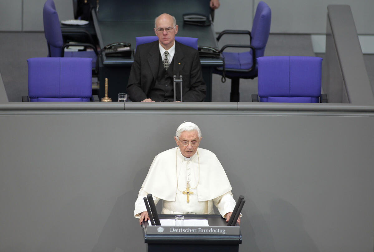 Rede von Seiner Heiligkeit Papst Benedikt XVI. im Deutschen Bundestag. Hinter dem Redner sitzt Bundestagspräsident Dr. Norbert Lammert, CDU/CSU, MdB.; Papstbesuch, Rede, Redner, Rednerpult Lammert, Norbert Rede von Seiner Heiligkeit Papst Benedikt XVI. im Deutschen Bundestag. Hinter dem Redner sitzt Bundestagspräsident Dr. Norbert Lammert, CDU/CSU, MdB.; Papstbesuch, Rede, Redner, Rednerpult