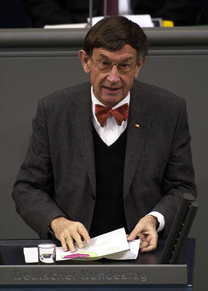 Heinz Riesenhuber, CDU/CSU, MdB, Rede im Deutschen Bundestag, Plenarsitzung Nr. 151, TOP 3, Thema: Forschungs- und Technologiepolitik.; Plenum, Rednerpult, Bundestagsabgeordneter, Abgeordneter Riesenhuber, Heinz Heinz Riesenhuber, CDU/CSU, MdB, Rede im Deutschen Bundestag, Plenarsitzung Nr. 151, TOP 3, Thema: Forschungs- und Technologiepolitik.; Plenum, Rednerpult, Bundestagsabgeordneter, Abgeordneter