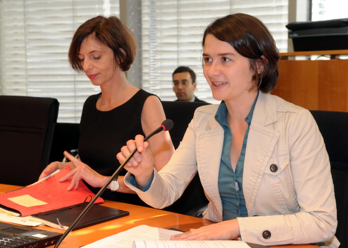 Kolbe, Daniela; Allmendinger, Jutta Daniela Kolbe, (re), SPD, Vorsitzende der Enquete-Kommission Wachstum, Wohlstand Lebensqualität, eröffnet die öffentliche Sitzung. Prof. Jutta Allmendiger, (li), Präsidentin des WZB, hält als Gastredner einen Vortrag.