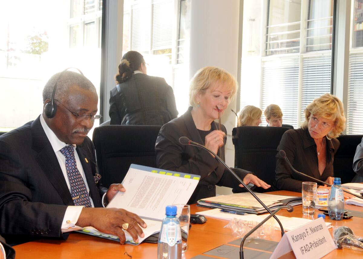 Kopp, Gudrun; Nwanze, Kanayo F.; Wöhrl, Dagmar G. Dagmar Wöhrl, (re), CDU/CSU, Vorsitzende des Ausschusses des Deutschen Bundestages für wirtschaftliche Zusammenarbeit und Entwicklung, leitet eine Ausschusssitzung, an der der Präsident der IFAD, Kanayo F. Nwanze, (li), und Gudrun Kopp, (mitte), FDP, Staatssekretärin, teilnehmen.