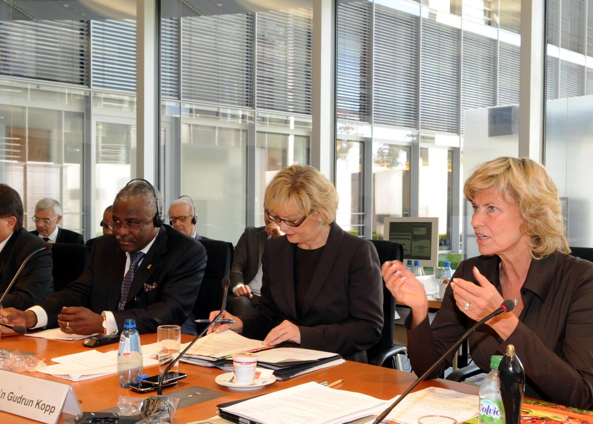 Dagmar Wöhrl, (re), CDU/CSU, Vorsitzende des Ausschusses des Deutschen Bundestages für wirtschaftliche Zusammenarbeit und Entwicklung, leitet eine Ausschusssitzung, an der der Präsident der IFAD, Kanayo F. Nwanze, (li), und Gudrun Kopp, (mitte), FDP, Staatssekretärin, teilnehmen. Kopp, Gudrun; Nwanze, Kanayo F.; Wöhrl, Dagmar G. Dagmar Wöhrl, (re), CDU/CSU, Vorsitzende des Ausschusses des Deutschen Bundestages für wirtschaftliche Zusammenarbeit und Entwicklung, leitet eine Ausschusssitzung, an der der Präsident der IFAD, Kanayo F. Nwanze, (li), und Gudrun Kopp, (mitte), FDP, Staatssekretärin, teilnehmen.