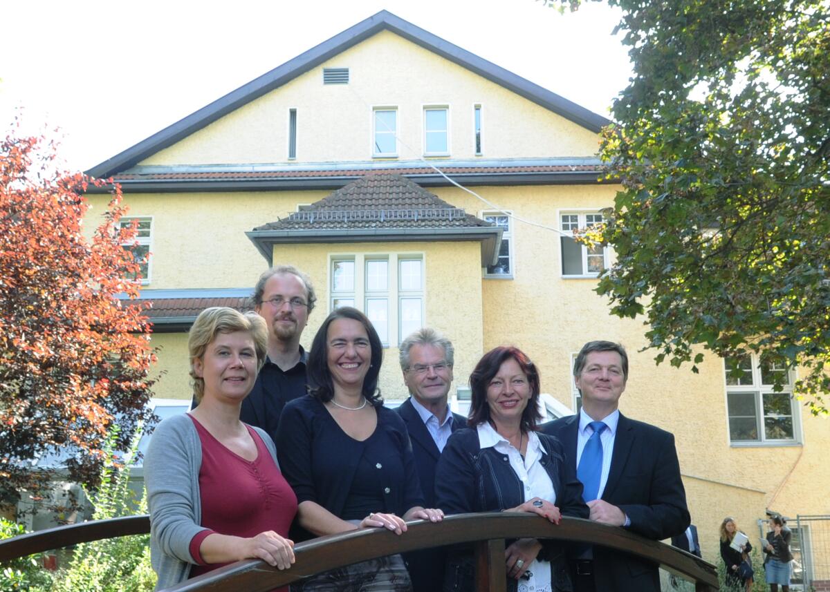 Mitglieder des Unterausschusses des Deutschen Bundestages Kommission zur Wahrnehmung der Belange der Kinder (KInderkommission, KiKo) besuchen das Kinderhospiz Sonnenhof in Berlin. Hier mit der Leiterin des Hospiz vor dem Gebäude, Pia Heinreich, (li). Till Seiler, (2.v.li), Bündnis 90/Die Grünen, Nicole Bracht-Bendt, (3.v.li), FDP, Vorsitzende der Kommission, Rainer Rettinger, (3.v.re), Bundesverband Kinderhospiz e. V., Eckhard Pols, (re), CDU/CSU. Heinreich, Pia; Seiler, Till; Bracht-Bendt, Nicole; Rettinger, Rainer; Pols, Eckhard Mitglieder des Unterausschusses des Deutschen Bundestages Kommission zur Wahrnehmung der Belange der Kinder (KInderkommission, KiKo) besuchen das Kinderhospiz Sonnenhof in Berlin. Hier mit der Leiterin des Hospiz vor dem Gebäude, Pia Heinreich, (li). Till Seiler, (2.v.li), Bündnis 90/Die Grünen, Nicole Bracht-Bendt, (3.v.li), FDP, Vorsitzende der Kommission, Rainer Rettinger, (3.v.re), Bundesverband Kinderhospiz e. V., Eckhard Pols, (re), CDU/CSU.