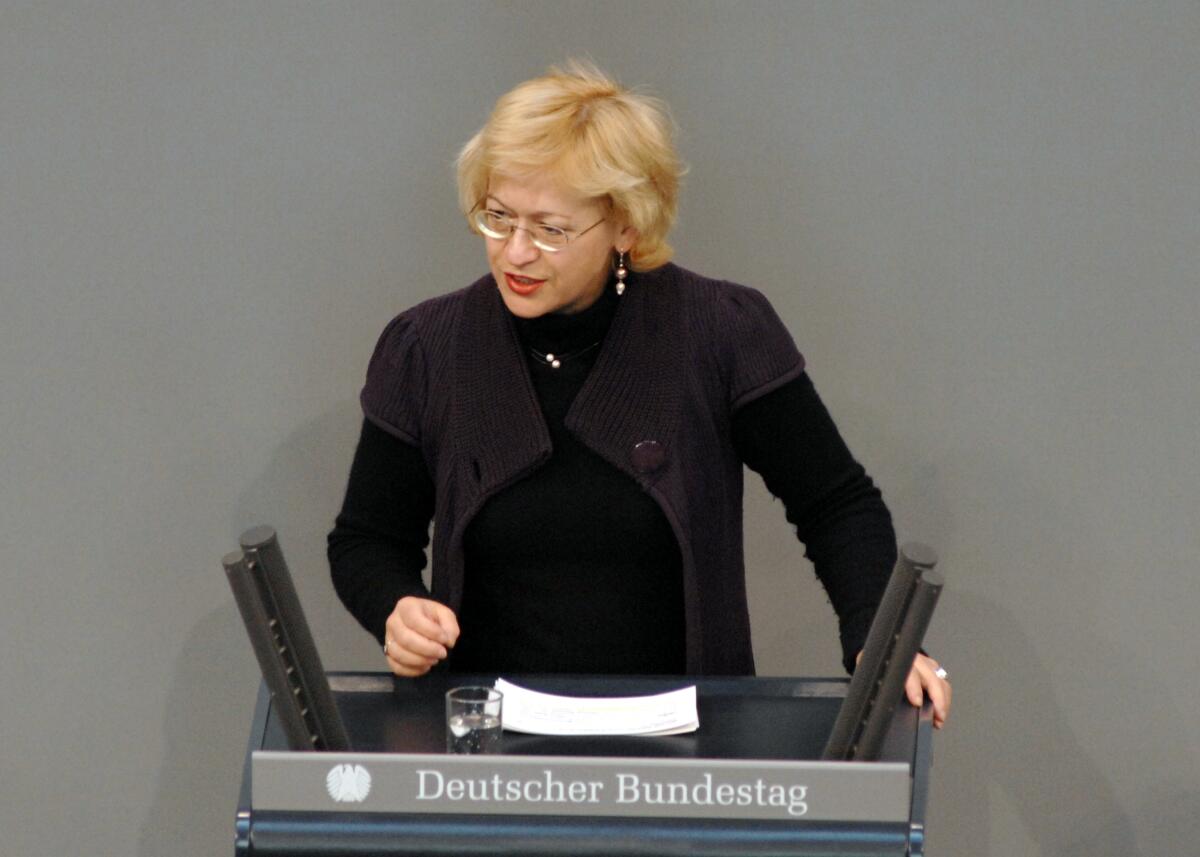 Höll, Barbara Barbara Höll, DIE LINKE, Bundestagsabgeordnete, Abgeordnete, Mitglied des Deutschen Bundestages, MdB, Rede, Deutscher Bundestag, 26. Sitzung, ZP 1, Thema: Akt. Std.; SPD; ...einheitliche Praxis beim Kauf von Steuer-CDs.; Rednerpult.