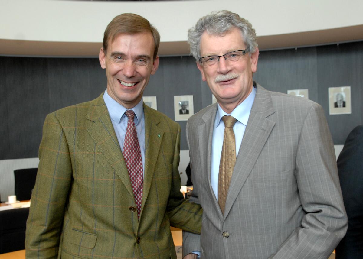 Der Präsident der Deutschen Landwirtschaftsgesellschaft DLG e. V., Carl-Albrecht Bartmer, (li), ist zu Gast in der Ausschusssitzung des Ausschusses für Ernährung, Landwirtschaft und Verbraucherschutz des Deutschen Bundestages, die vom Ausschussvorsitzenden Hans-Michael Goldmann, (re), FDP, geleitet wird. Goldmann, Hans-Michael; Bartmer, Carl-Albrecht Der Präsident der Deutschen Landwirtschaftsgesellschaft DLG e. V., Carl-Albrecht Bartmer, (li), ist zu Gast in der Ausschusssitzung des Ausschusses für Ernährung, Landwirtschaft und Verbraucherschutz des Deutschen Bundestages, die vom Ausschussvorsitzenden Hans-Michael Goldmann, (re), FDP, geleitet wird.