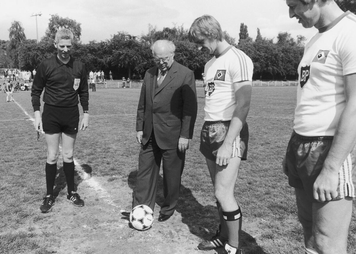 Fußballspiel der Abgeordneten-Fußballmannschaft des Deutschen Bundestages gegen die Traditionsmannschaft des HSV. Hier: Bundestagsvizepräsident Richard Stücklen, CDU/CSU, beim Anstoß des Spiels und Schiedsrichter Walter Eschweiler.; Fußball, Abgeordnete, Bundestagsabgeordnete, Fußballfeld, Vizepräsident Stücklen, Richard; Eschweiler, Walter Fußballspiel der Abgeordneten-Fußballmannschaft des Deutschen Bundestages gegen die Traditionsmannschaft des HSV. Hier: Bundestagsvizepräsident Richard Stücklen, CDU/CSU, beim Anstoß des Spiels und Schiedsrichter Walter Eschweiler.; Fußball, Abgeordnete, Bundestagsabgeordnete, Fußballfeld, Vizepräsident