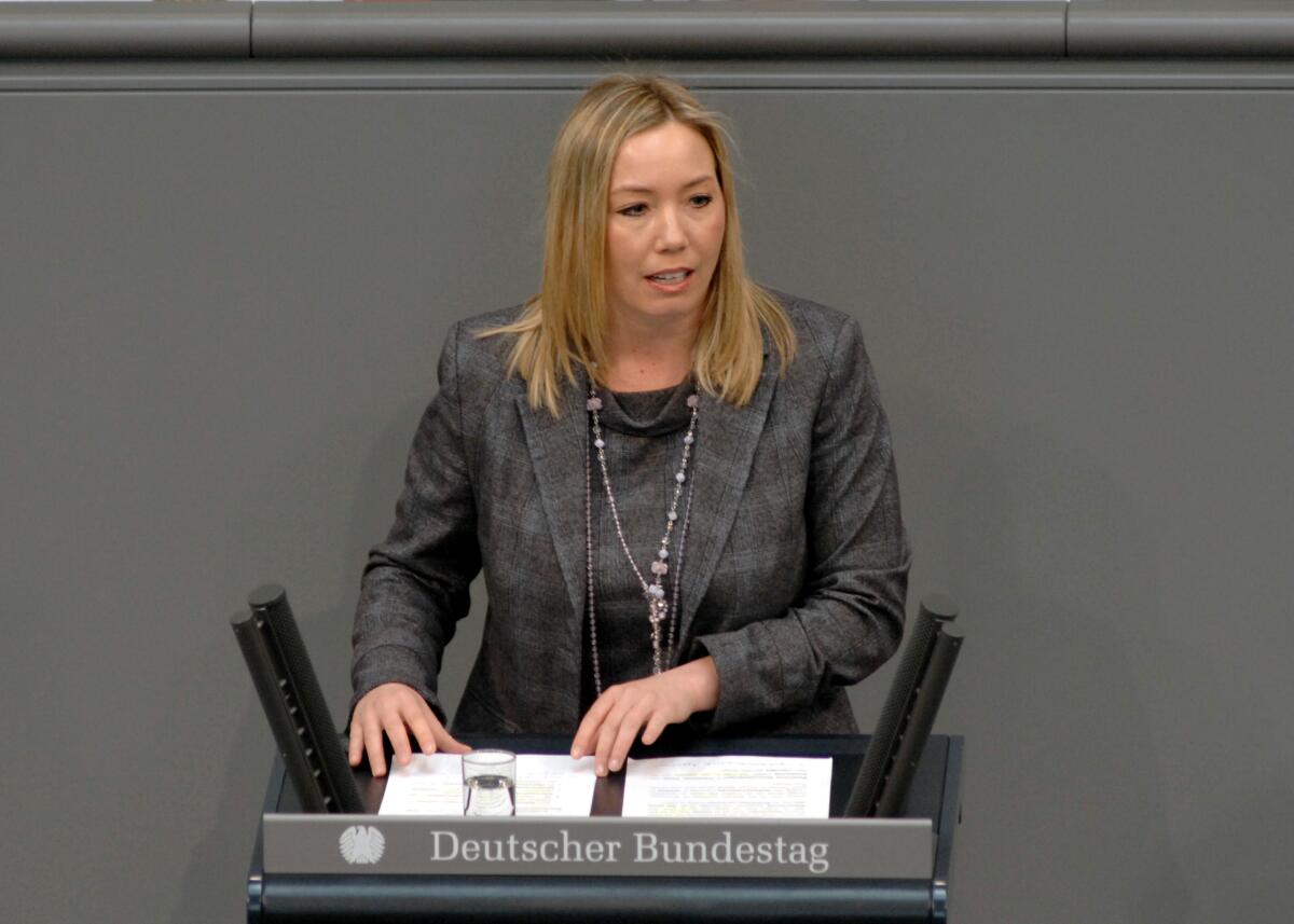 Miriam Gruß, FDP, Bundestagsabgeordnete, Abgeordnete, Mitglied des Deutschen Bundestages, MdB, Rede, Deutscher Bundestag, 27. Sitzung, TOP 3, Thema: Gleichstellungspolitik.; Rednerpult. Gruß, Miriam Miriam Gruß, FDP, Bundestagsabgeordnete, Abgeordnete, Mitglied des Deutschen Bundestages, MdB, Rede, Deutscher Bundestag, 27. Sitzung, TOP 3, Thema: Gleichstellungspolitik.; Rednerpult.