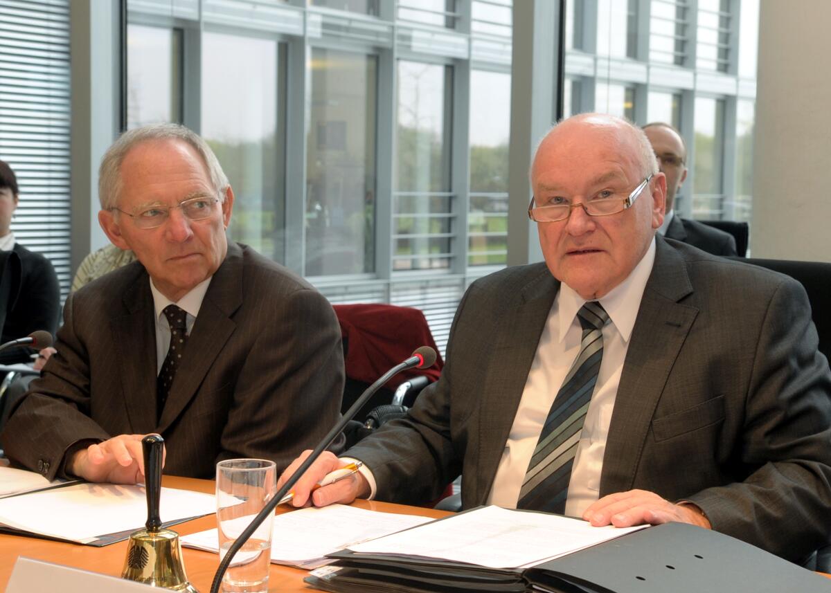 Der Bundesfinanzminister Dr. Wolfgang Schäuble (li), CDU/CSU, nimmt an der Ausschusssitzung des Ausschusses für Wirtschaft und Technologie teil. Die Sitzung wird von dem Ausschussvorsitzenden Ernst Hinsken (re) CDU/CSU, geleitet. Hinsken, Ernst; Schäuble, Wolfgang Der Bundesfinanzminister Dr. Wolfgang Schäuble (li), CDU/CSU, nimmt an der Ausschusssitzung des Ausschusses für Wirtschaft und Technologie teil. Die Sitzung wird von dem Ausschussvorsitzenden Ernst Hinsken (re) CDU/CSU, geleitet.