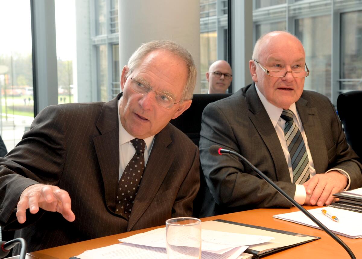 Hinsken, Ernst; Schäuble, Wolfgang Der Bundesfinanzminister Dr. Wolfgang Schäuble (li), CDU/CSU, nimmt an der Ausschusssitzung des Ausschusses für Wirtschaft und Technologie teil. Die Sitzung wird von dem Ausschussvorsitzenden Ernst Hinsken (re) CDU/CSU, geleitet.