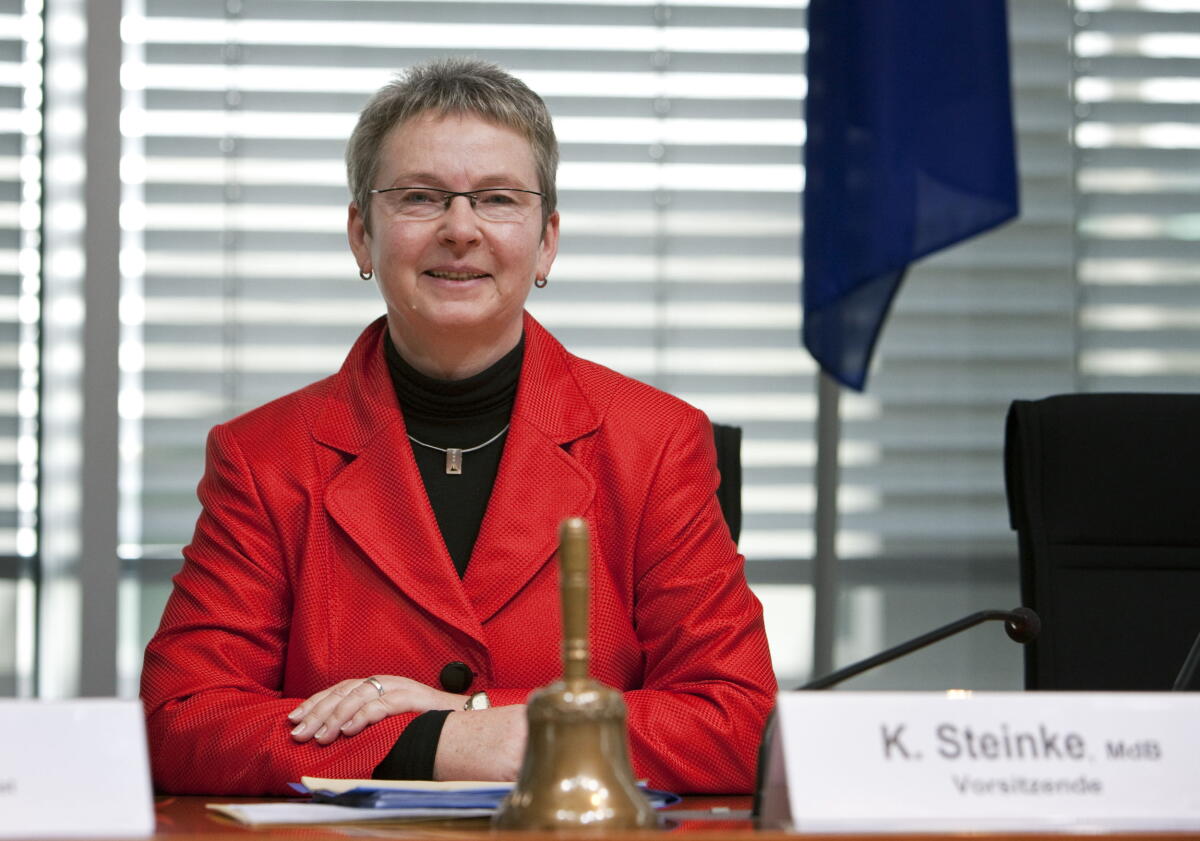 Kersten Steinke, MdB , Die LINKE. , Vorsitzende des Petitionsausschusses im Deutschen Bundestag, eröffnet die Ausschusssitzung.; Steinke, Vorsitzende, Ausschusssitzung, Petitionsausschuss Steinke, Kersten Kersten Steinke, MdB , Die LINKE. , Vorsitzende des Petitionsausschusses im Deutschen Bundestag, eröffnet die Ausschusssitzung.; Steinke, Vorsitzende, Ausschusssitzung, Petitionsausschuss