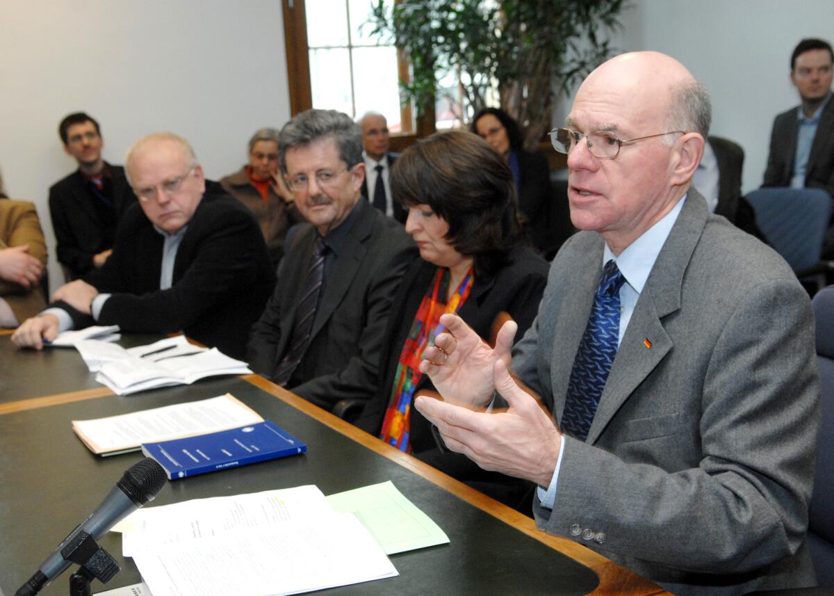 Bundestagspräsident Prof. Dr. Norbert Lammert, (re), CDU/CSU, gibt im Internetcafé eine Pressekonferenz zum Thema: "Die erste frei gewählte DDR-Volkskammer wird wieder lebendig". Zum 20. Jahrestag der ersten freien Wahl zur DDR-Volkskammer werden die vollständigen Fernseh-Mitschnitte, digitalisierte Drucksachen und Protokolle der 10. Volkskammer der DDR, vorgestellt. Lammert, Norbert Bundestagspräsident Prof. Dr. Norbert Lammert, (re), CDU/CSU, gibt im Internetcafé eine Pressekonferenz zum Thema: "Die erste frei gewählte DDR-Volkskammer wird wieder lebendig". Zum 20. Jahrestag der ersten freien Wahl zur DDR-Volkskammer werden die vollständigen Fernseh-Mitschnitte, digitalisierte Drucksachen und Protokolle der 10. Volkskammer der DDR, vorgestellt.