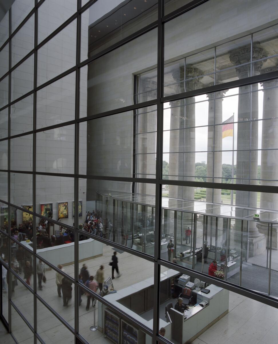 Blick durch die Verglasung in die Eingangshalle mit Besuchern im Reichstagsgebäude.; Innenansicht, Besucher, Halle, Sicherheitsbereich, Sicherheit, Westeingang, West Blick durch die Verglasung in die Eingangshalle mit Besuchern im Reichstagsgebäude.; Innenansicht, Besucher, Halle, Sicherheitsbereich, Sicherheit, Westeingang, West