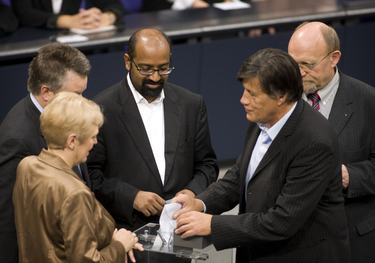 Ulrich Maurer (vorne rechts), Die Linke, MdB und Josef Philip, Bündnis 90/Die Grünen, MdB, bei der Stimmabgabe zur Wahl der Bundeskanzlerin im Deutschen Bundestag.; Plenarsaal, Abstimmung, Abgeordnete, Stimmzettel, Wahlurne Winkler, Josef Philip; Maurer, Ulrich Ulrich Maurer (vorne rechts), Die Linke, MdB und Josef Philip, Bündnis 90/Die Grünen, MdB, bei der Stimmabgabe zur Wahl der Bundeskanzlerin im Deutschen Bundestag.; Plenarsaal, Abstimmung, Abgeordnete, Stimmzettel, Wahlurne