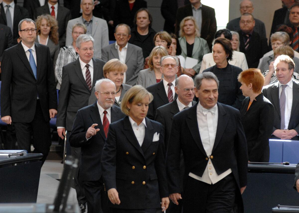 Feierstunde im Deutschen Bundestag zum 20. Jahrestag der ersten freien Wahl der DDR-Volkskammer am 18. März 1990. Hier die Verfassundsorgane der Bundesrepublik Deutschland und der Hauptredner der Feierstunde: Jens Böhrnsen, Bundesratspräsident, SPD, Dr. Angela Merkel, Bundeskanzlerin, CDU/CSU, Prof. Dr. Norbert Lammert, Bundestagspräsident, CDU/CSU, Lothar de Maizière, der erste frei gewählte Ministerpräsident der DDR, Prof. Dr. Andreas Voßkuhle, Bundesverfassungsgerichtspräsident. Lammert, Norbert; Merkel, Angela; Maizière, Lothar de; Voßkuhle, Andreas; Böhrnsen, Jens Feierstunde im Deutschen Bundestag zum 20. Jahrestag der ersten freien Wahl der DDR-Volkskammer am 18. März 1990. Hier die Verfassundsorgane der Bundesrepublik Deutschland und der Hauptredner der Feierstunde: Jens Böhrnsen, Bundesratspräsident, SPD, Dr. Angela Merkel, Bundeskanzlerin, CDU/CSU, Prof. Dr. Norbert Lammert, Bundestagspräsident, CDU/CSU, Lothar de Maizière, der erste frei gewählte Ministerpräsident der DDR, Prof. Dr. Andreas Voßkuhle, Bundesverfassungsgerichtspräsident.