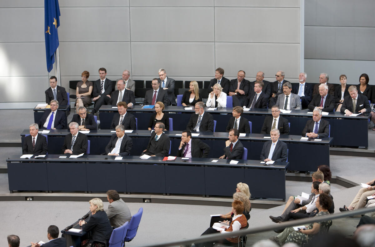 Die Bundesratsbank während der Vereidigung von Bundespräsident Christian Wulff, im Bundestag. 1. Reihe v.l. Jens Böhrnsen, SPD, Bürgermeister von Bremen, Horst Seehofer, CSU, Ministerpräsident von Bayern und CSU-Parteivorsitzender, Klaus Wowereit, SPD, Regierender Bürgermeister von Berlin, Matthias Platzeck, SPD, Ministerpräsident von Brandenburg, Minister Wolfgang Reinhardt (BW), Staatsminister Michael Boddenberg (Hessen), Minister Jürgen Seidl (MV), 2. Reihe v.r. die Minister Heribert Rech (BW), Peter Huber (Thüringen), Heiner Gard (Schleswig-H.), Staatsminister Rainer Robra (SA), Staatsministerin Sabine von Schorlemer (Sachsen), Karl Rauber (Saarland), Hartmut Möllring (Niedersachsen). 3. Reihe v.r. die Minister Bernd Busemann (Niedersachsen), Lorenz Caffier (MV). Ganz links Hellmut Königshaus, FDP, Wehrbeauftragter des Deutschen Bundestages. Böhrnsen, Jens; Königshaus, Hellmut; Seehofer, Horst Lorenz Die Bundesratsbank während der Vereidigung von Bundespräsident Christian Wulff, im Bundestag. 1. Reihe v.l. Jens Böhrnsen, SPD, Bürgermeister von Bremen, Horst Seehofer, CSU, Ministerpräsident von Bayern und CSU-Parteivorsitzender, Klaus Wowereit, SPD, Regierender Bürgermeister von Berlin, Matthias Platzeck, SPD, Ministerpräsident von Brandenburg, Minister Wolfgang Reinhardt (BW), Staatsminister Michael Boddenberg (Hessen), Minister Jürgen Seidl (MV), 2. Reihe v.r. die Minister Heribert Rech (BW), Peter Huber (Thüringen), Heiner Gard (Schleswig-H.), Staatsminister Rainer Robra (SA), Staatsministerin Sabine von Schorlemer (Sachsen), Karl Rauber (Saarland), Hartmut Möllring (Niedersachsen). 3. Reihe v.r. die Minister Bernd Busemann (Niedersachsen), Lorenz Caffier (MV). Ganz links Hellmut Königshaus, FDP, Wehrbeauftragter des Deutschen Bundestages.