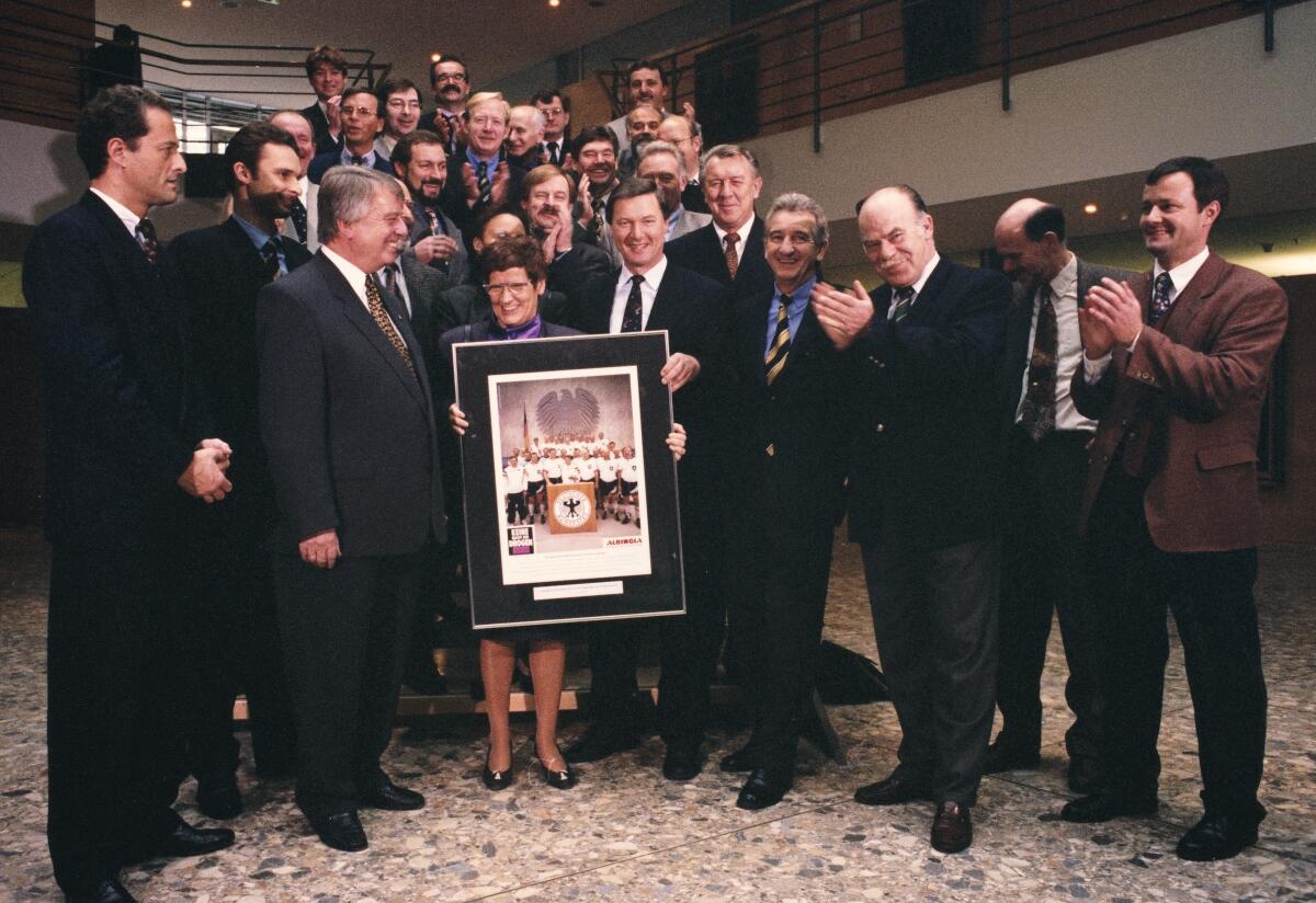 Bundestagspräsidentin Prof. Dr. Rita Süssmuth, CDU/CSU, empfängt das Abgeordneten-Fußballteam FC Bundestag im Bundeshaus, Bonn.; Präsidentin, Bundestagsabgeordnete, Abgeordnete, MdB, Mitarbeiter, Verwaltung, Fußball, Fußballteam, Fußballmannschaft, Beifall, Applaus Süssmuth, Rita Bundestagspräsidentin Prof. Dr. Rita Süssmuth, CDU/CSU, empfängt das Abgeordneten-Fußballteam FC Bundestag im Bundeshaus, Bonn.; Präsidentin, Bundestagsabgeordnete, Abgeordnete, MdB, Mitarbeiter, Verwaltung, Fußball, Fußballteam, Fußballmannschaft, Beifall, Applaus