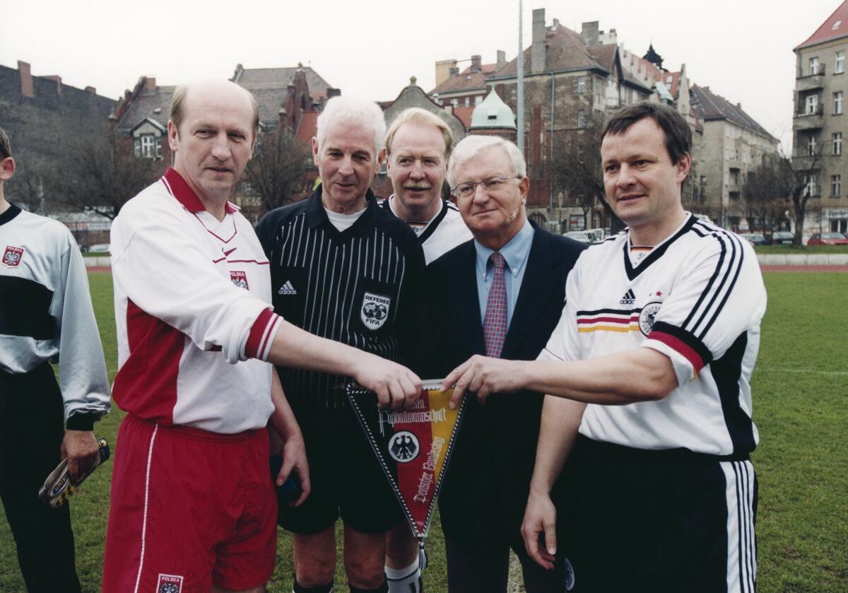 Seiters, Rudolf Erstes Fußballspiel zwischen Abgeordneten des Sejm Rzeczypospolitej Polskiej (Polen) und der Abgeordnetenmannschaft FC Bundestag im Friedrich-Ludwig-Jahn-Stadion im Prenzlauer Berg. Im Vordergrund: Die beiden Kapitäne halten den Wimpel der Mannschaft Deutscher Bundestag, dahinter Bundestagsvizepräsident Dr. Rudolf Seiters (re. neben dem Schiedsdrichter), CDU/CSU.; Fußball, Fußballspiel, Spiel, Freundschaftsspiel, Fußballmannschaft, Mannschaft, Vizepräsident, Stadion, Bundestagsabgeordnete, Abgeordnete, MdB