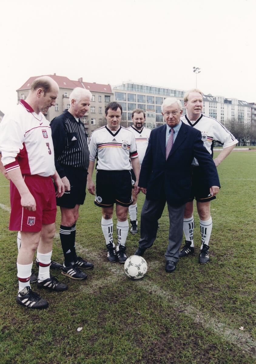Seiters, Rudolf Erstes Fußballspiel zwischen Abgeordneten des Sejm Rzeczypospolitej Polskiej (Polen) und der Abgeordnetenmannschaft FC Bundestag im Friedrich-Ludwig-Jahn-Stadion im Prenzlauer Berg. Bundestagsvizepräsident Dr. Rudolf Seiters, CDU/CSU, eröffnet das Spiel mit seinem Anstoß.; Fußball, Fußballspiel, Spiel, Freundschaftsspiel, Fußballmannschaft, Mannschaft, Vizepräsident, Eröffnung, Stadion, Bundestagsabgeordnete, Abgeordnete, MdB