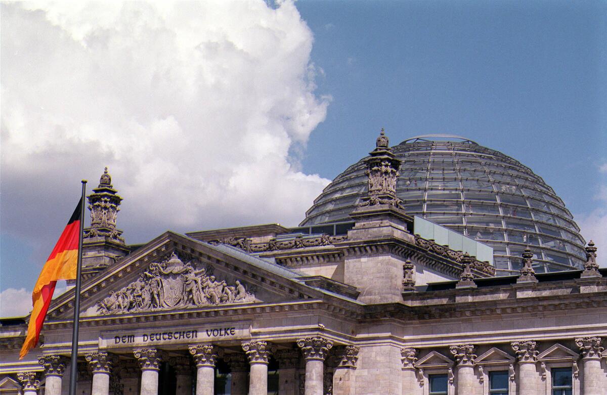 Das Westportal und die Kuppel des Reichstagsgebäudes.; Außenansicht, Fahne, Wolke Das Westportal und die Kuppel des Reichstagsgebäudes.; Außenansicht, Fahne, Wolke
