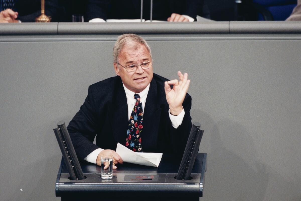 Wolfgang Zeitlmann, CDU/CSU, MdB, Rede im Deutschen Bundestag, Plenarsitzung Nr. 66.; Bundestagsabgeordneter, Abgeordneter, Rednerpult, Gestik Zeitlmann, Wolfgang Wolfgang Zeitlmann, CDU/CSU, MdB, Rede im Deutschen Bundestag, Plenarsitzung Nr. 66.; Bundestagsabgeordneter, Abgeordneter, Rednerpult, Gestik