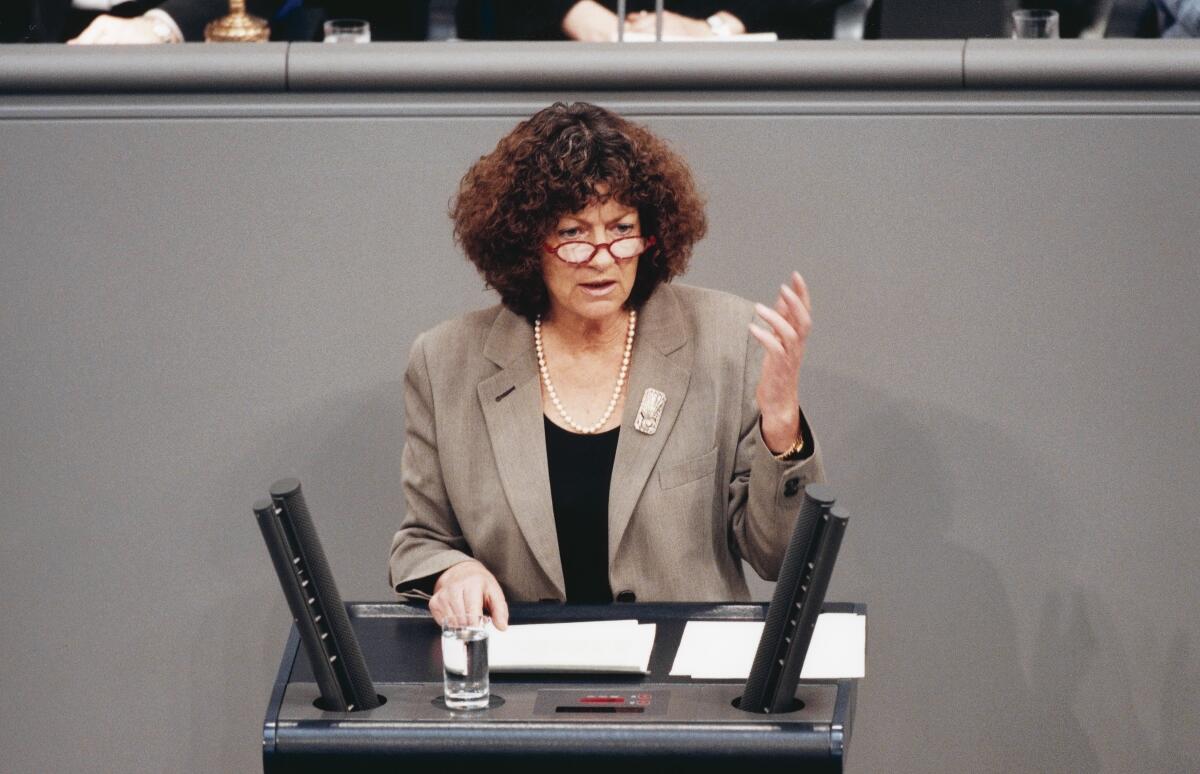 Uta Zapf, SPD, MdB, Rede im Deutschen Bundestag, Plenarsitzung Nr. 64.; Bundestagsabgeordnete, Abgeordnete, Rednerpult, Gestik Zapf, Uta Uta Zapf, SPD, MdB, Rede im Deutschen Bundestag, Plenarsitzung Nr. 64.; Bundestagsabgeordnete, Abgeordnete, Rednerpult, Gestik
