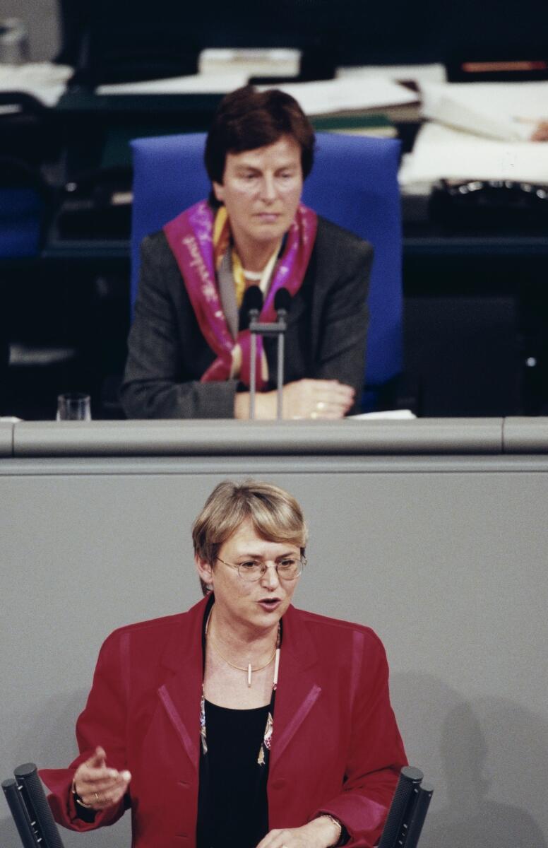 Elke Wülfing, CDU/CSU, MdB, Rede im Deutschen Bundestag.; Plenarsitzung Nr. 61, Vorsitz: Bundestagsvizepräsidentin Anke Fuchs, SPD.; Bundestagsabgeordnete, Abgeordnete, Rednerpult, Gestik, Vizepräsidentin Wülfing, Elke; Fuchs, Anke Elke Wülfing, CDU/CSU, MdB, Rede im Deutschen Bundestag.; Plenarsitzung Nr. 61, Vorsitz: Bundestagsvizepräsidentin Anke Fuchs, SPD.; Bundestagsabgeordnete, Abgeordnete, Rednerpult, Gestik, Vizepräsidentin