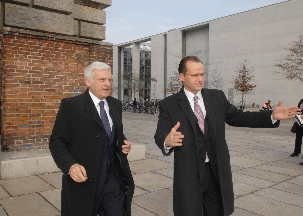 Krichbaum, Gunther; Buzek, Jerzy Gunther Krichbaum, (re), CDU/CSU, Vorsitzender des Ausschusses für die Angelegenheiten der Europäischen Union des Deutschen Bundestages, empfängt den Präsidenten des Europäischen Parlaments, Jerzy Buzek, (li), zu einer Ausschusssitzung.