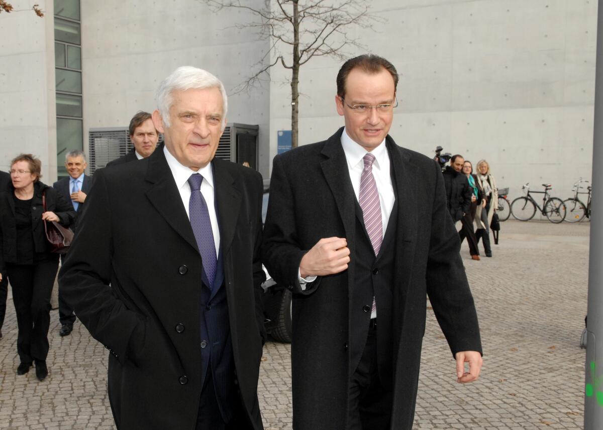 Krichbaum, Gunther; Buzek, Jerzy Gunther Krichbaum, (re), CDU/CSU, Vorsitzender des Ausschusses für die Angelegenheiten der Europäischen Union des Deutschen Bundestages, empfängt den Präsidenten des Europäischen Parlaments, Jerzy Buzek, (li), zu einer Ausschusssitzung.