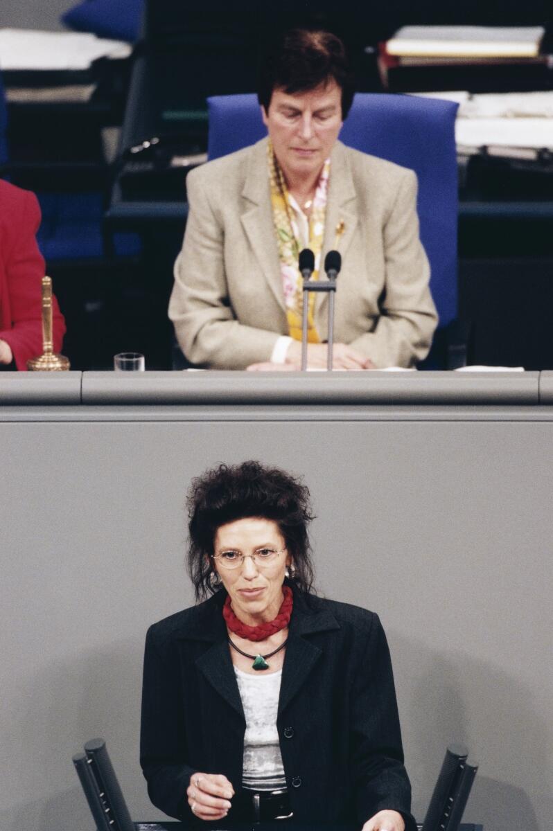 Waltraud Wolff, SPD,MdB, Rede im Deutschen Bundestag, Plenarsitzung Nr. 81.; Vorsitz: Bundestagsvizepräsidentin Anke Fuchs, SPD.; Bundestagsabgeordnete, Abgeordnete, Rednerpult Wolff, Waltraud; Fuchs, Anke Waltraud Wolff, SPD,MdB, Rede im Deutschen Bundestag, Plenarsitzung Nr. 81.; Vorsitz: Bundestagsvizepräsidentin Anke Fuchs, SPD.; Bundestagsabgeordnete, Abgeordnete, Rednerpult