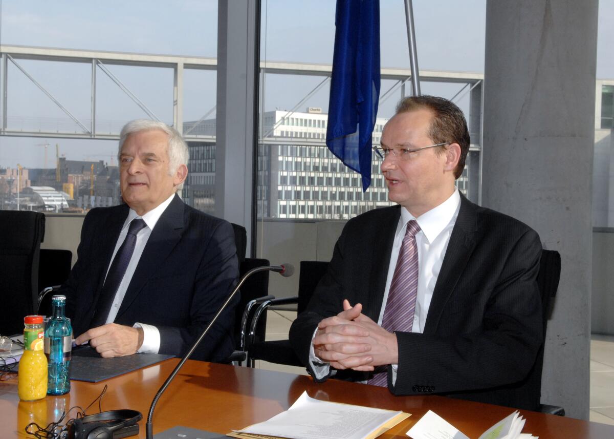 Gunther Krichbaum, (re), CDU/CSU, Vorsitzender des Ausschusses für die Angelegenheiten der Europäischen Union des Deutschen Bundestages, empfängt den Präsidenten des Europäischen Parlaments, Jerzy Buzek, (li), zu einer Ausschusssitzung.; Fahne. Krichbaum, Gunther; Buzek, Jerzy Gunther Krichbaum, (re), CDU/CSU, Vorsitzender des Ausschusses für die Angelegenheiten der Europäischen Union des Deutschen Bundestages, empfängt den Präsidenten des Europäischen Parlaments, Jerzy Buzek, (li), zu einer Ausschusssitzung.; Fahne.