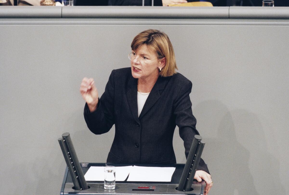Margarteta Wolf, Bündnis 90/Die Grünen, MdB, Rede im Deutschen Bundestag, Plenarsitzung Nr. 70.; Bundestagsabgeordnete, Abgeordnete, Rednerpult, Gestik Wolf, Margareta Margarteta Wolf, Bündnis 90/Die Grünen, MdB, Rede im Deutschen Bundestag, Plenarsitzung Nr. 70.; Bundestagsabgeordnete, Abgeordnete, Rednerpult, Gestik