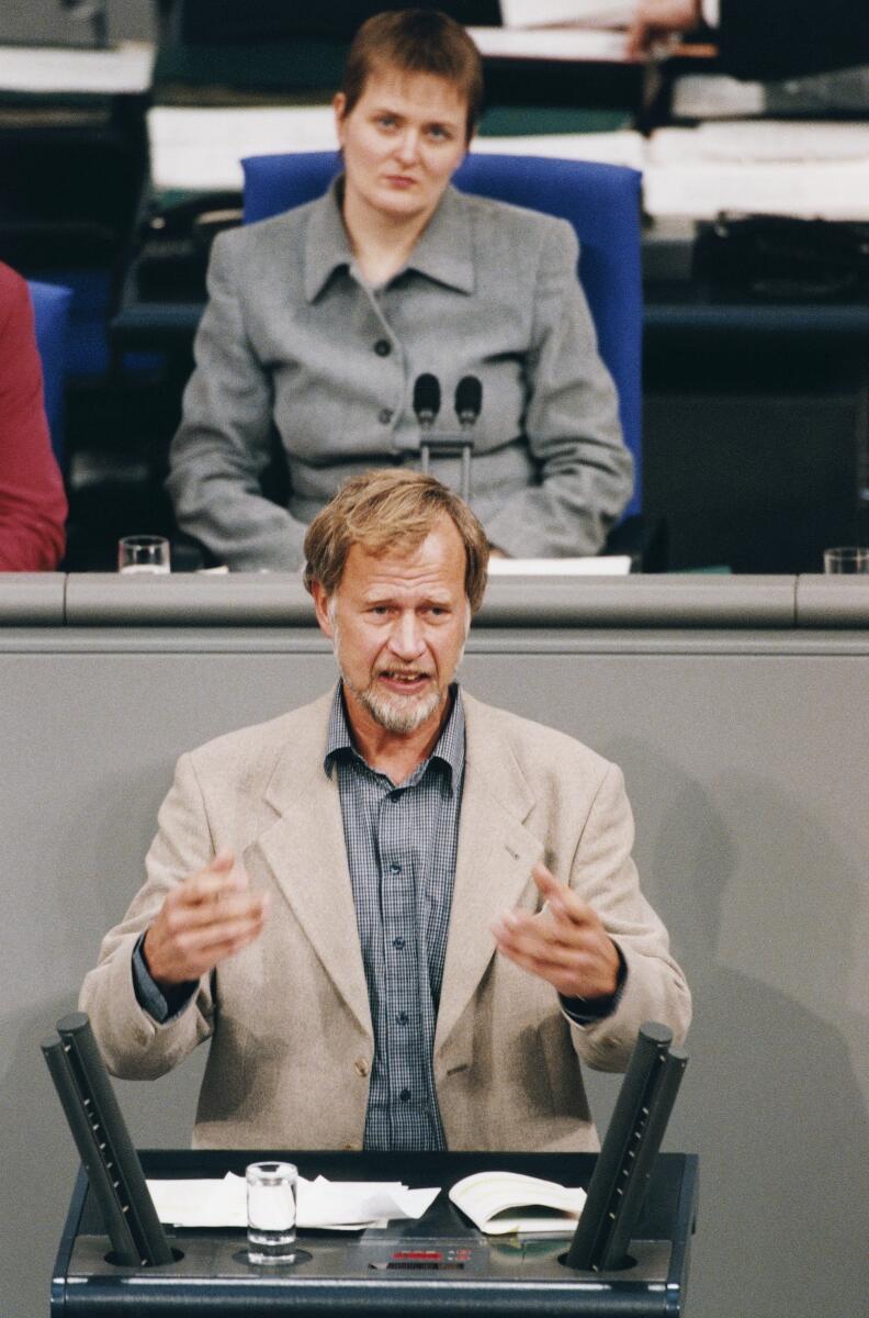 Dr. Wolfgang Wodarg, SPD, MdB, Rede im Deutschen Bundestag, Plenarsitzung Nr. 90, Vorsitz: Bundestagsvizepräsidentin Petra Bläss, PDS.; Bundestagsabgeordneter, Abgeordneter, Rednerpult, Vizepräsidentin, Gestik Wodarg, Wolfgang Dr. Wolfgang Wodarg, SPD, MdB, Rede im Deutschen Bundestag, Plenarsitzung Nr. 90, Vorsitz: Bundestagsvizepräsidentin Petra Bläss, PDS.; Bundestagsabgeordneter, Abgeordneter, Rednerpult, Vizepräsidentin, Gestik