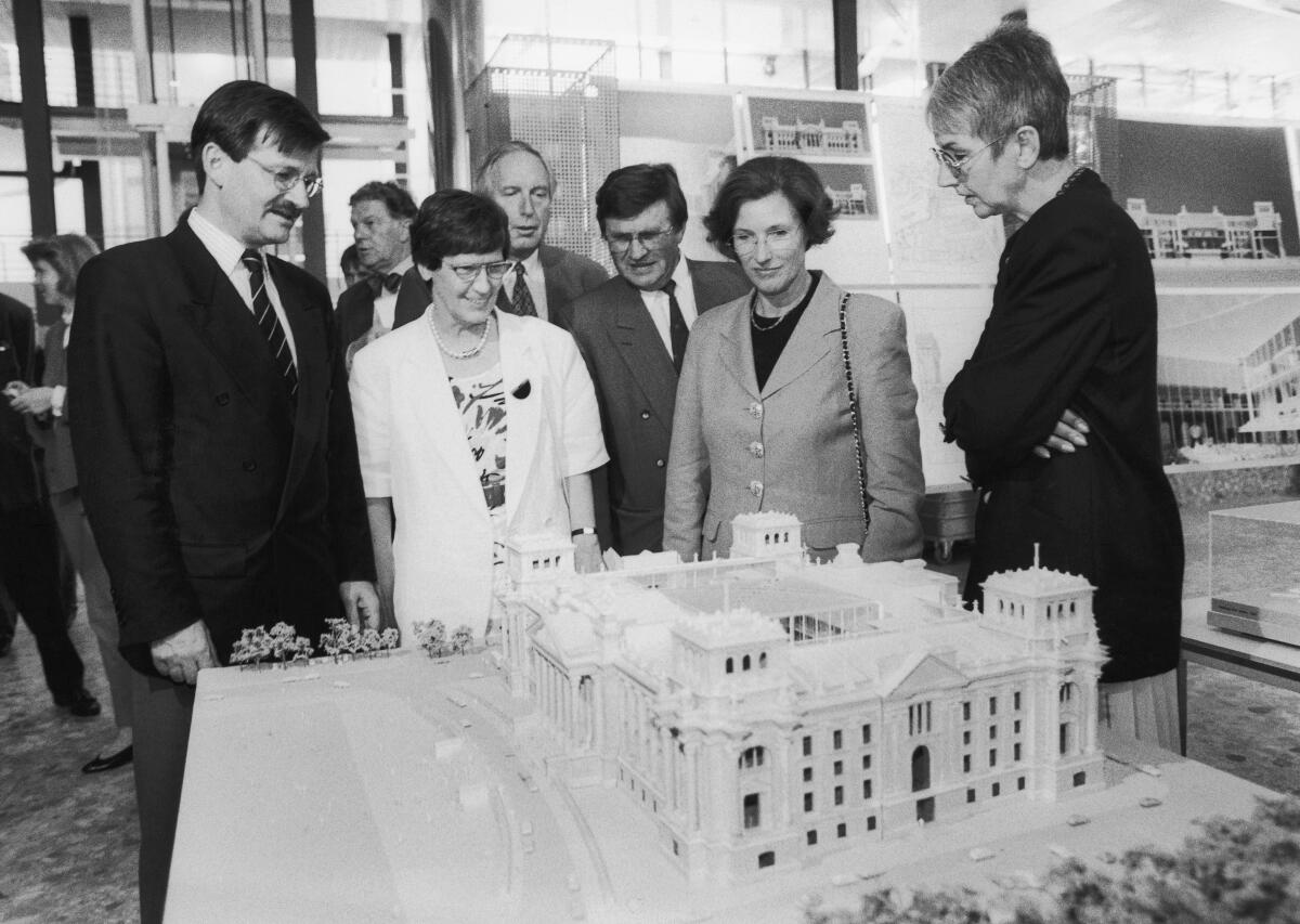 Vorstellung des Reichstagsgebäude-Modells, v.l.n.r.: Dr. Hermann Otto Solms, FDP, Prof. Rita Süssmuth, CDU/CSU, Dr. Irmgard Adam-Schwaetzer, FDP, Ina Albowitz, FDP.; Bundestagsabgeordnete, Abgeordnete, Modell Solms, Hermann Otto; Süssmuth, Rita; Adam-Schwaetzer, Irmgard; Albowitz, Ina Vorstellung des Reichstagsgebäude-Modells, v.l.n.r.: Dr. Hermann Otto Solms, FDP, Prof. Rita Süssmuth, CDU/CSU, Dr. Irmgard Adam-Schwaetzer, FDP, Ina Albowitz, FDP.; Bundestagsabgeordnete, Abgeordnete, Modell